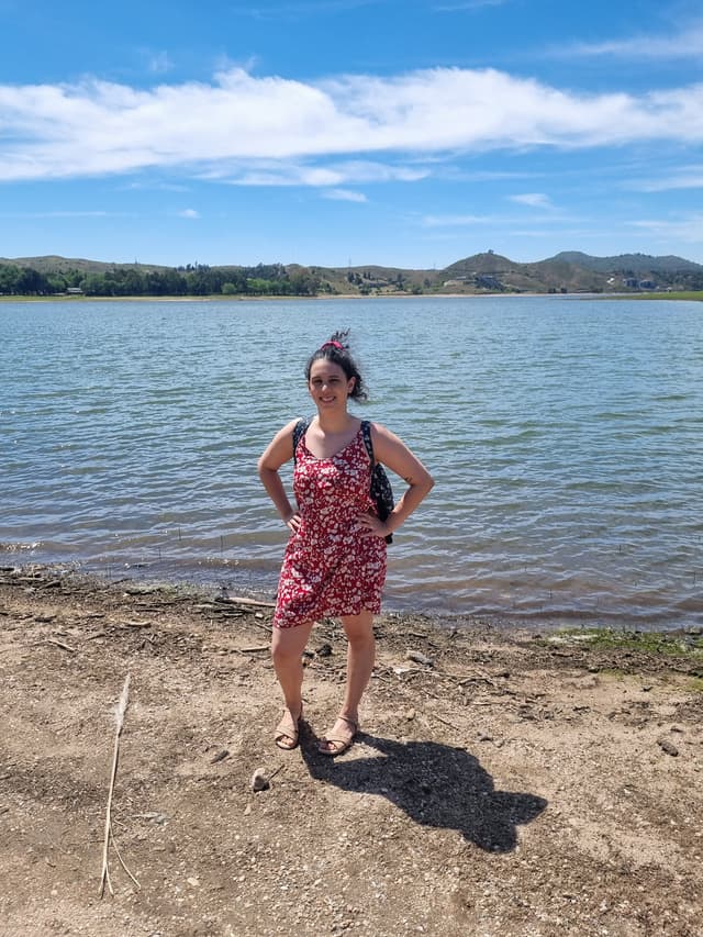 Una fotografía de mí, en un vestido rojo floreado, con el pelo atado, casual e informal en Potrero de Garay, Córdoba, Argentina.